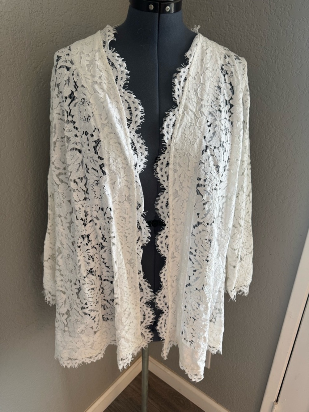 Isaac Mizrahi White Lace Open-Front Kimono